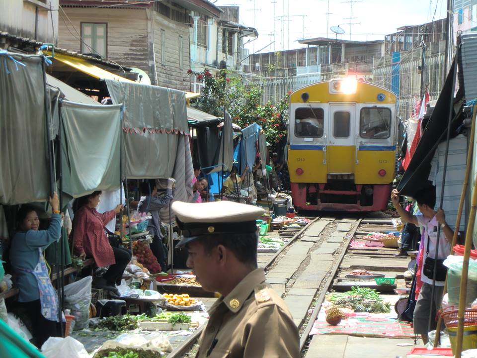 列車到着！市場の屋根が畳まれる様子を見学します